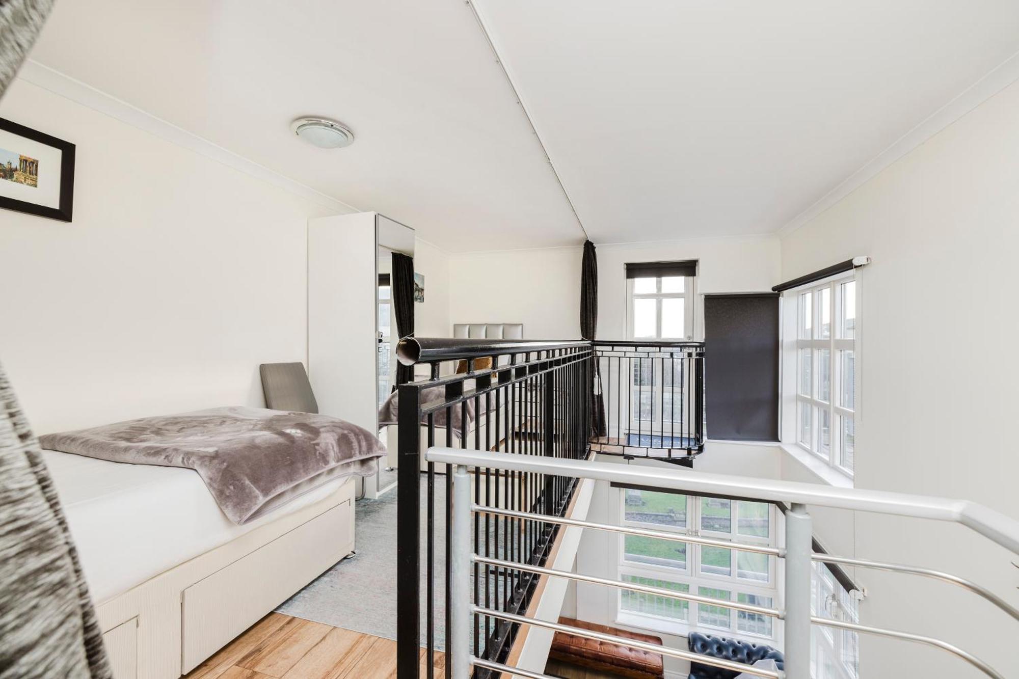 Joivy Stylish Apartment With Balcony In Old Town Edinburgh Exterior photo